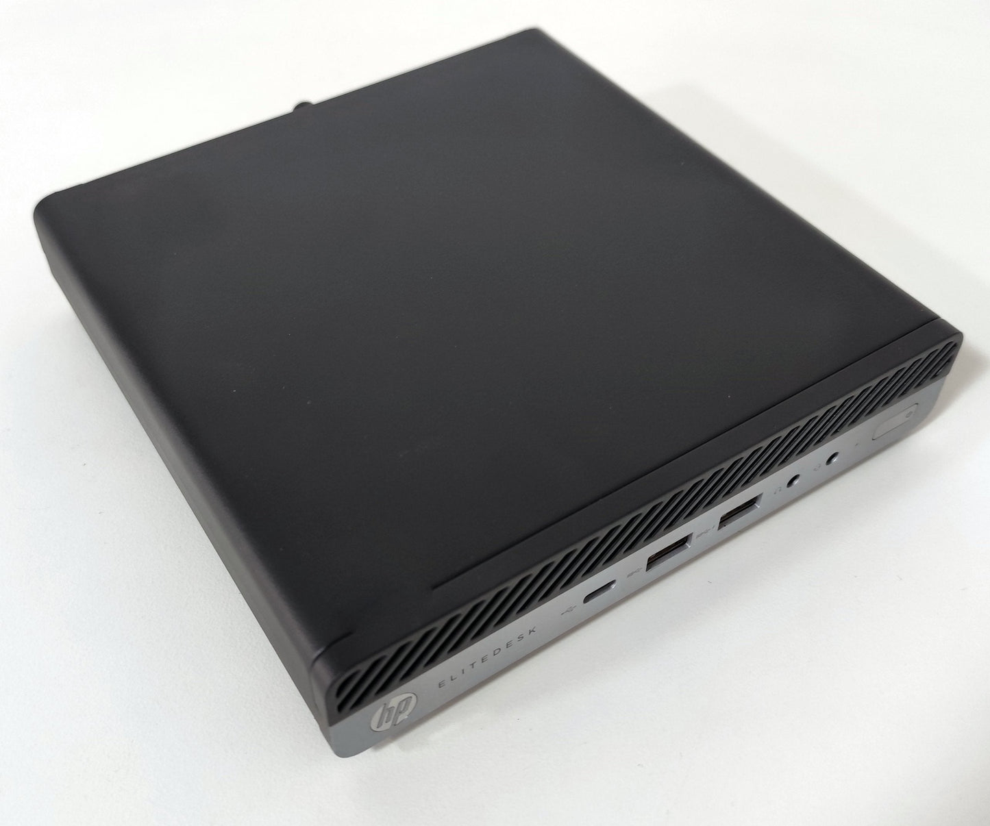 HP EliteDesk mini PC ricondizionato nero su superficie bianca, Messoanuovo.it