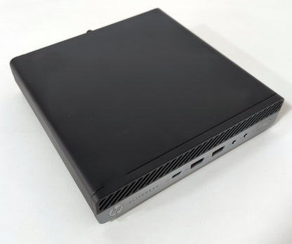 HP EliteDesk mini PC ricondizionato nero su superficie bianca, Messoanuovo.it