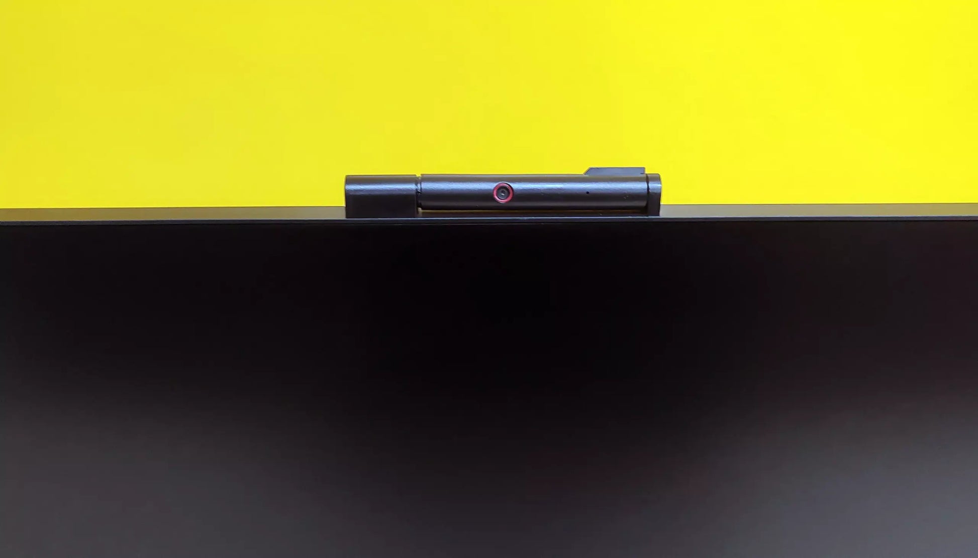 Dettaglio della webcam pop-up del Lenovo ThinkCentre TIO24 All-in-One, ideale per privacy e videoconferenze sicure.