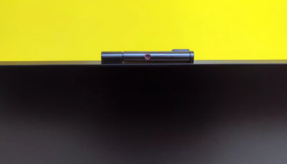 Dettaglio della webcam pop-up del Lenovo ThinkCentre TIO24 All-in-One, ideale per privacy e videoconferenze sicure.