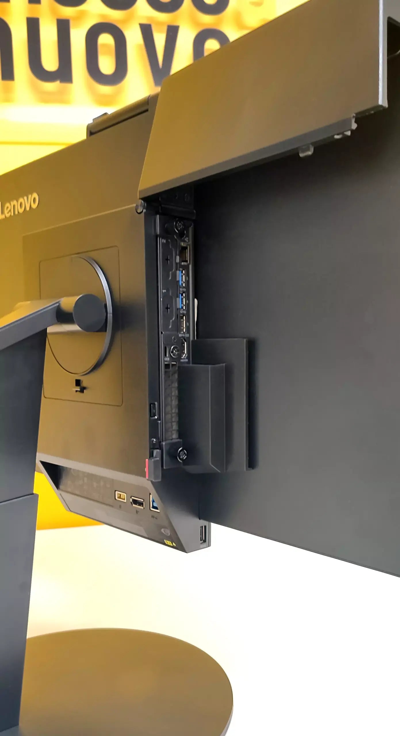 Modulo posteriore aperto del Lenovo ThinkCentre TIO24 All-in-One, che mostra porte USB e componenti aggiornabili facilmente.