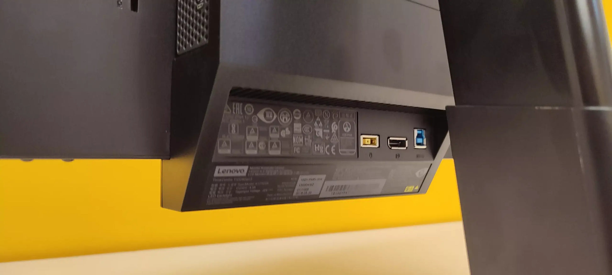 Dettaglio delle porte posteriori del Lenovo ThinkCentre TIO24 All-in-One, con connettività USB e alimentazione per uso professionale.