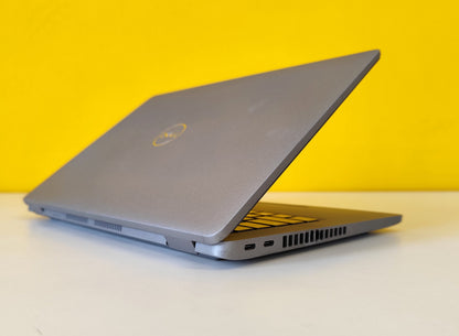 Notebook Dell Latitude 5420 parzialmente chiuso, mostra il design compatto e moderno, ideale per ambienti professionali.