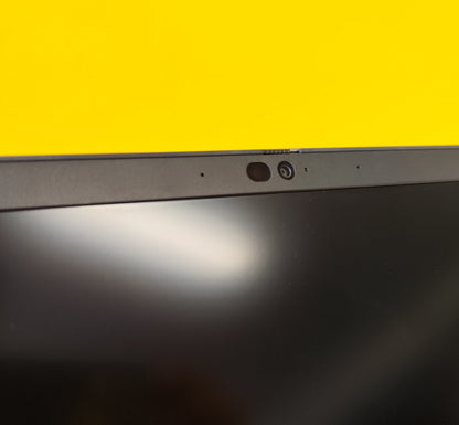 Dettaglio webcam del Dell Latitude 5420 con otturatore privacy, notebook ricondizionato sicuro per videoconferenze.