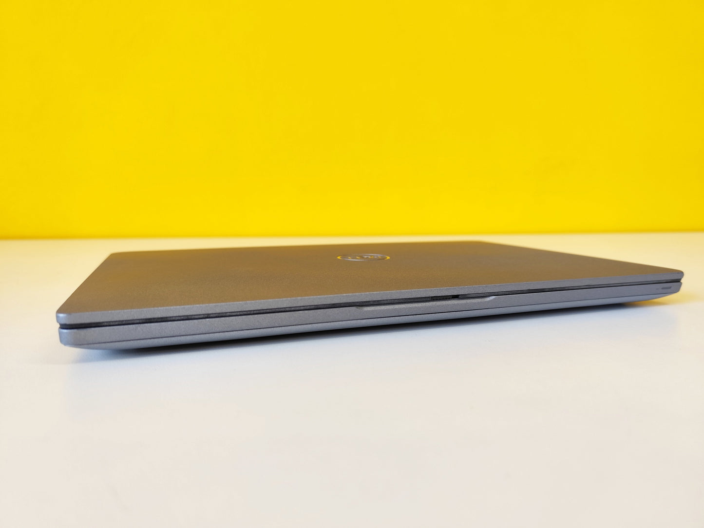 Notebook Dell Latitude 5420 completamente chiuso, profilo sottile e design professionale, ideale per mobilità.