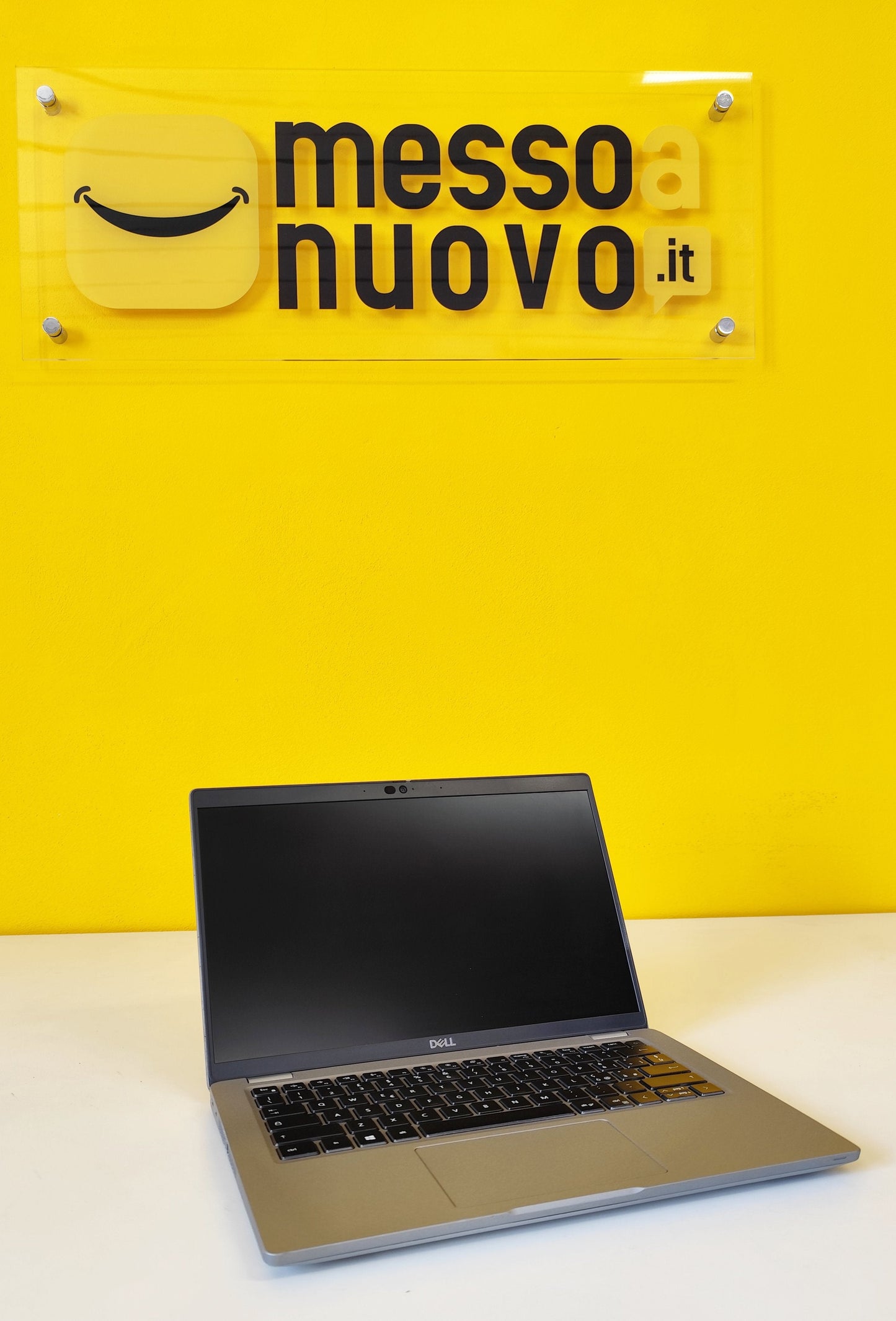 Notebook Dell Latitude 5420 esposto su sfondo giallo presso messoanuovo.it, ricondizionato e pronto all’uso.