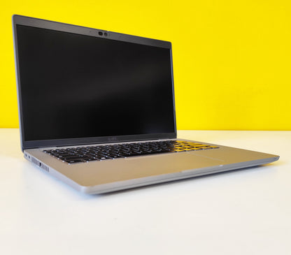 Dell Latitude 5420 acceso su sfondo giallo, notebook ricondizionato con tastiera italiana e display FHD da 14”.