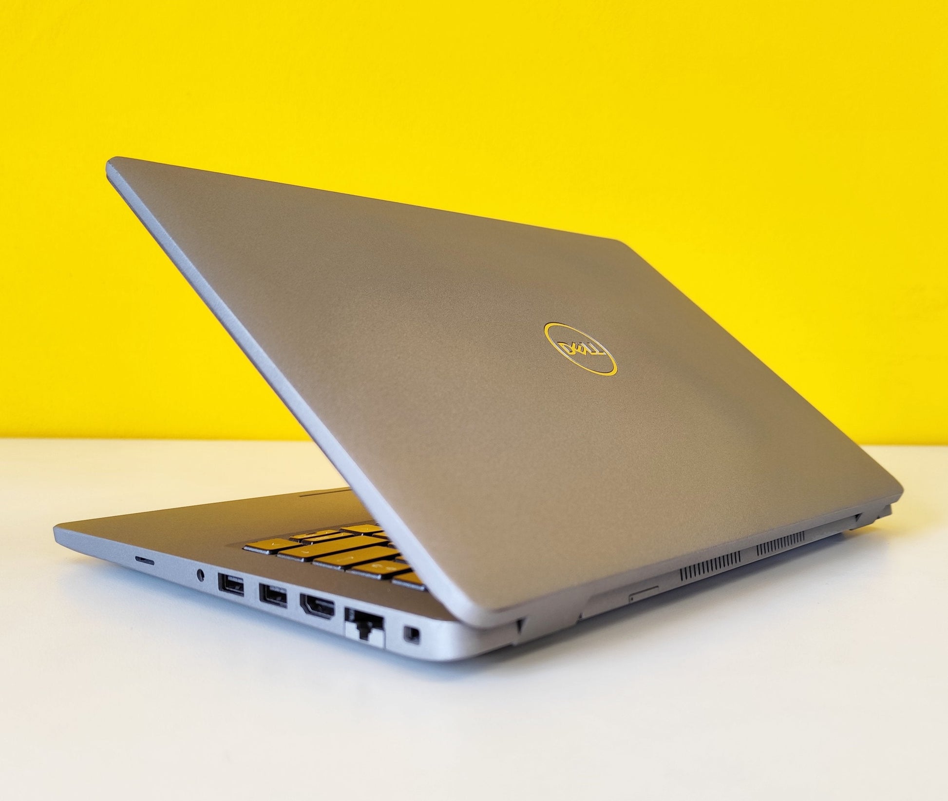 Notebook Dell Latitude 5420 semiaperto con porte visibili, ricondizionato e adatto a professionisti e studenti.
