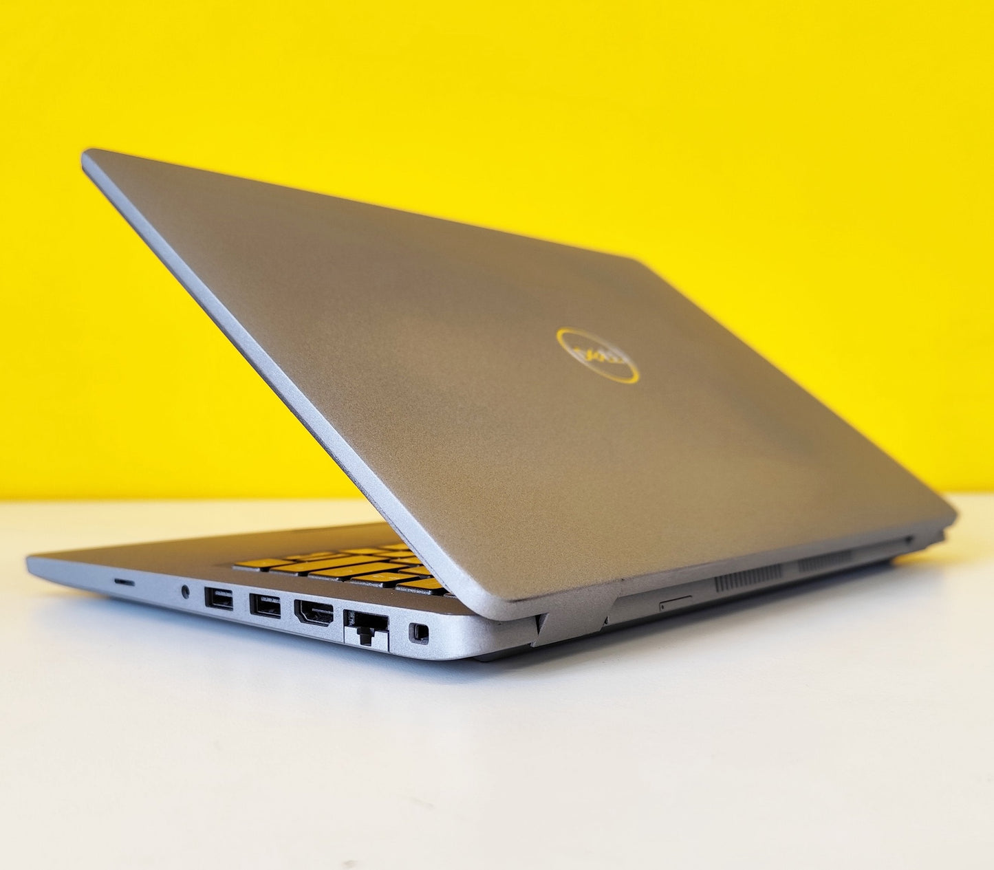 Dell Latitude 5420 ricondizionato semiaperto, mostra porte laterali e design robusto, ideale per ambienti business.
